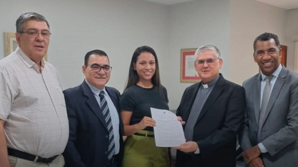 Advogados e comissão do economato entregam o novo estatuto da Diocese de Uberlândia
